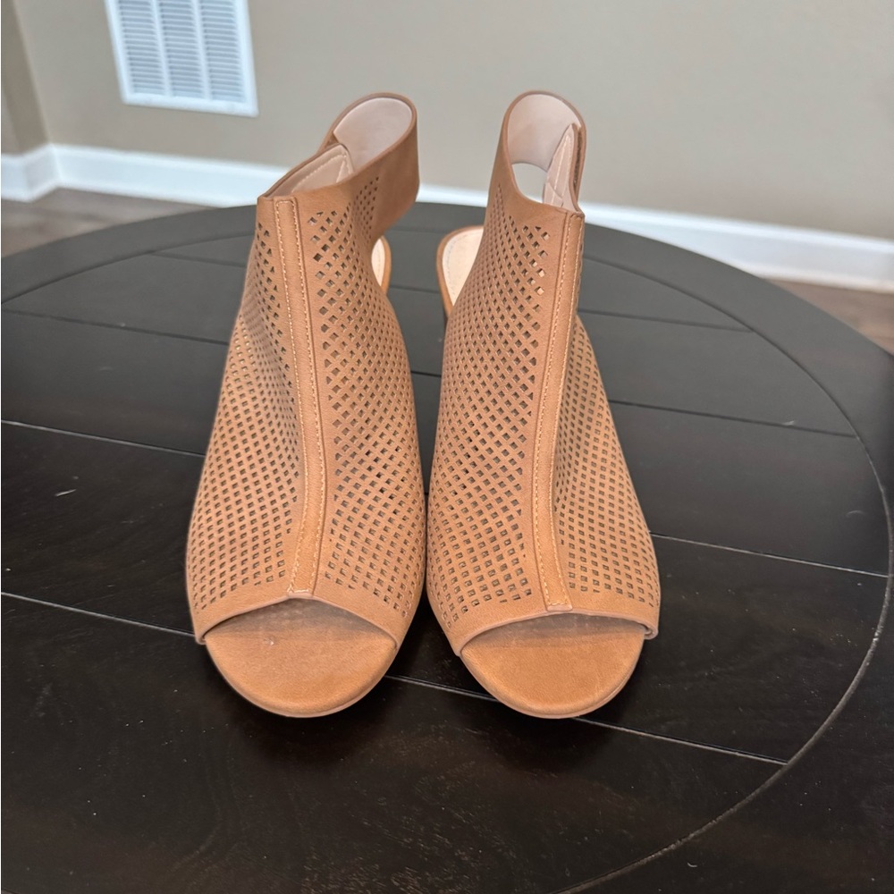 Tan Block Heel Sandals – Size 7.5 (Fits Like 8)